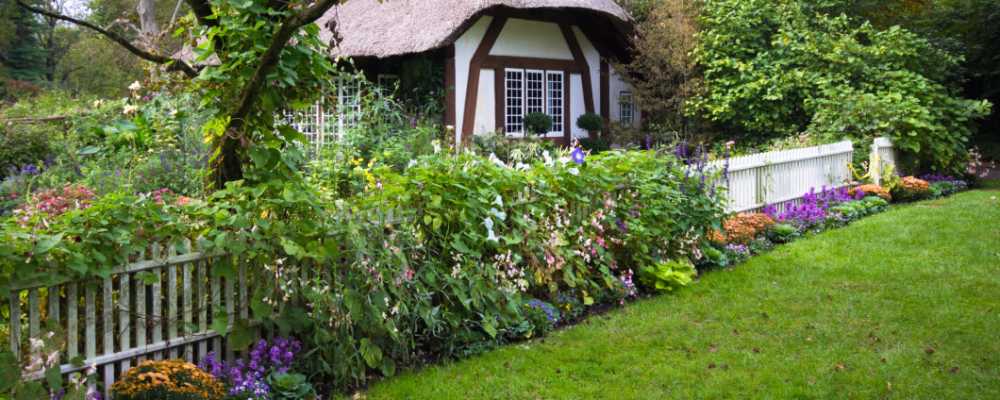 Wunderschöner Cottage Garten mit Bauernhaus.