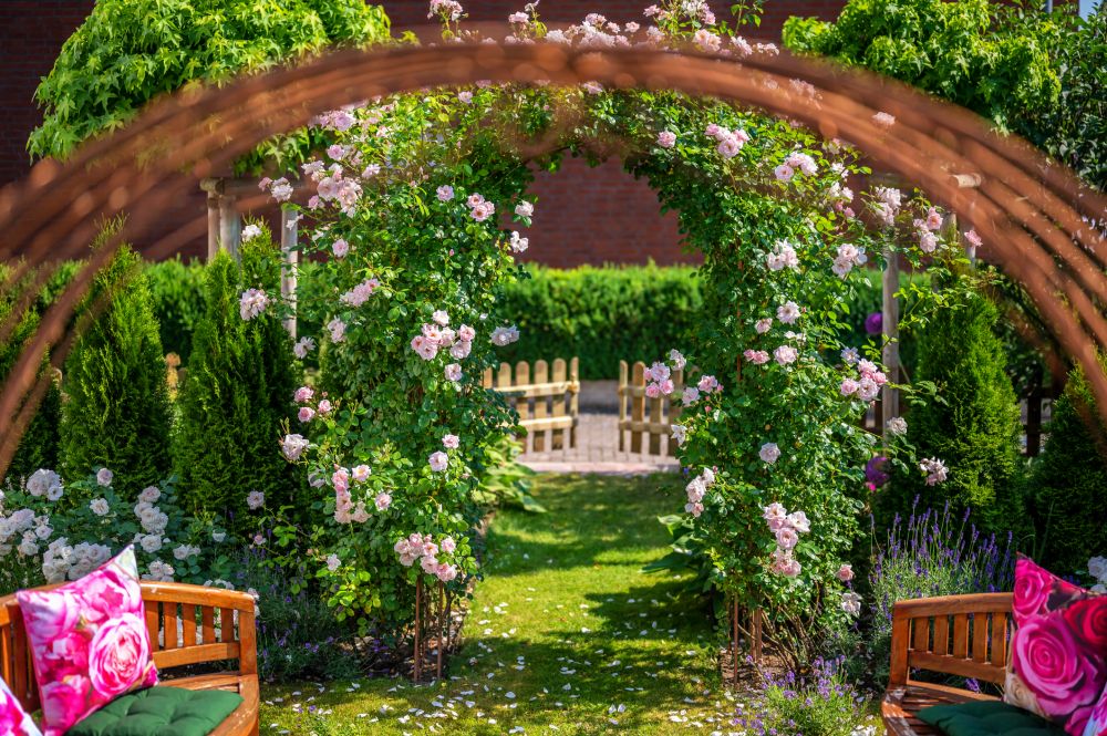 Garten mit Rosenbogen